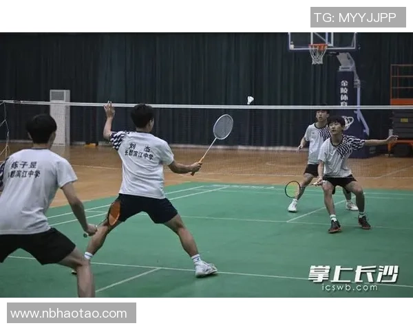 邀请赛点评：重庆羽毛球队的配合表现